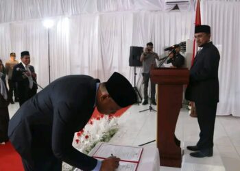 Bupati SBT Lantik Lim Pimpinan OPD Definitif