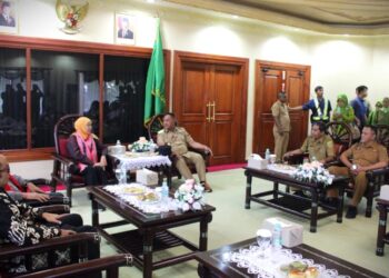 Tiba Ambon, Gubernur Jatim Dijemput Wagub Maluku