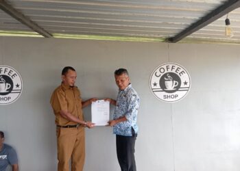 Camat Teor Bagi SK Penjabat Kades Di Warkop