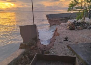 Belum Sampai Setahun, Pengaman Pantai Di SBT Roboh