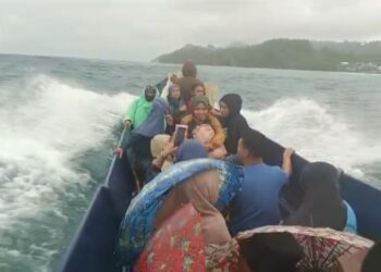 Pelayanan Kesehatan, Tenaga Medis PKM Tamher Timur Mandi Ombak