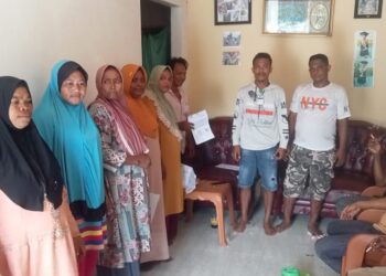 Petugas Salurkan Bansos Lansung Ke Penerima