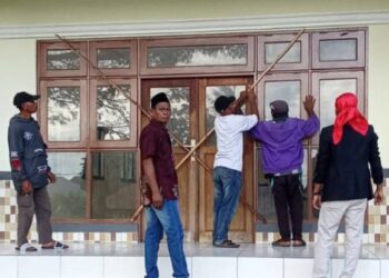 Gara-gara Pj Desa Persiapan Inlomin, Warga Palang Kantor Camat