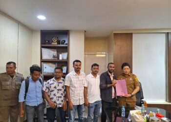 Sejumlah Aktivis Demo Tolak Amahoru Sebagai Sekda SBT